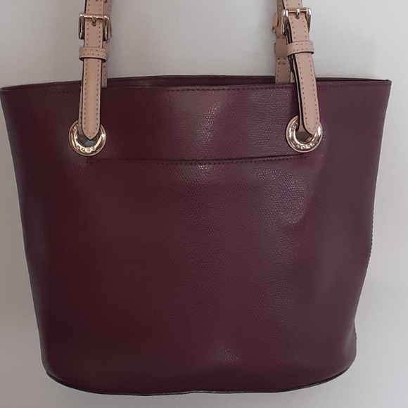 SOLD!! HP 🎉 Michael Kors Leather Tote - Picture 2 of 9